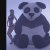 Emily Ratajkowski prend la pose en lingerie avec un panda géant