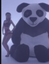  Emily Ratajkowski prend la pose en lingerie avec un panda g&eacute;ant 