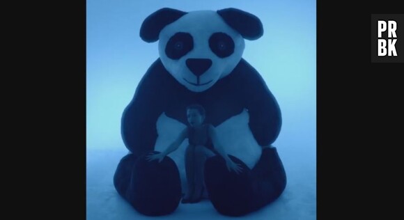 Emily Ratajkowski : sexy avec son panda pour le calendrier de l'avent de Love Magazine