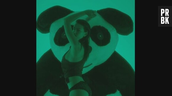 Emily Ratajkowski : danse sexy avec un panda pour Love Magazine