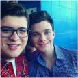  Glee saison 6 : Noah Guthrie (Roderick) prend la pose avec Chris Colfer (Kurt) 