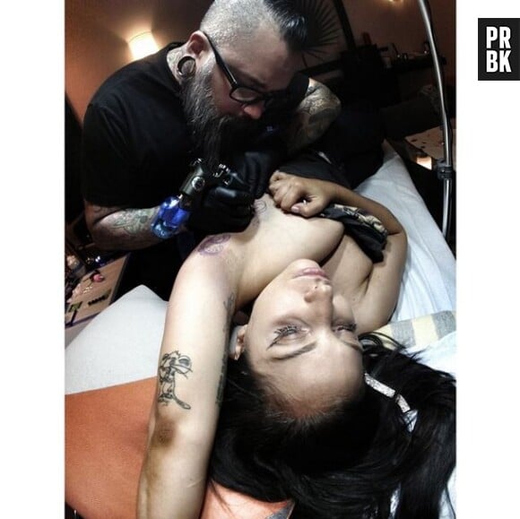 Lady Gaga et son tatouage sur le côté du sein