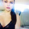 Selena Gomez : décolleté sublime et regard perçant