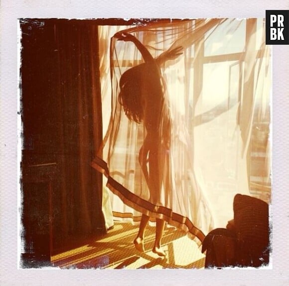 Selena Gomez nue derrière ses rideaux ? Une des photos qui ont le plus buzzé en 2014 sur Instagram