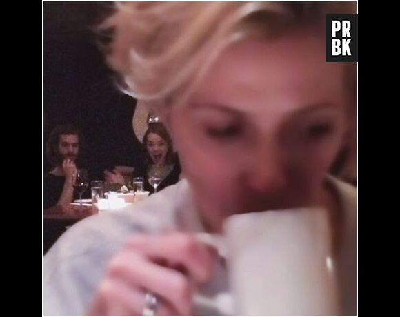 Emma Stone et Andrew Garfield grillent une fan dans un restaurant à NY