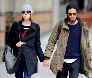 Emma Stone et Andrew Garfield : "fuck" &agrave; un paparazzi dans les rues de New York, le 25 novembre 2014