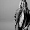 Lara Stone dans une publicité vidéo pour Calvin Klein