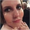 Lena Dunham porte ses cache-tétons sur son visage, le 11 janvier 2015 aux Golden Globes