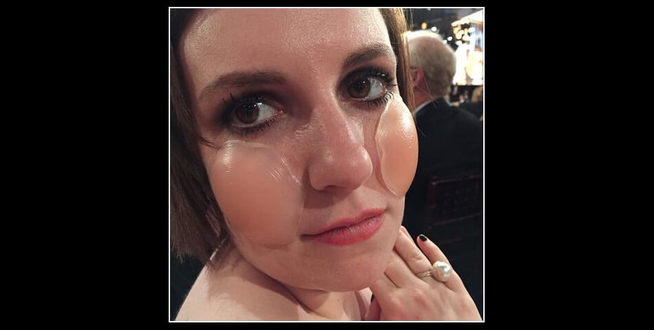  Lena Dunham porte ses cache-t&amp;eacute;tons sur son visage, le 11 janvier 2015 aux Golden Globes 