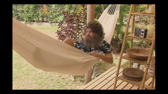 Tahiti Quest 2 : Benjamin Castaldi torse-nu et en Robinson Crusoé (bande-annonce)
