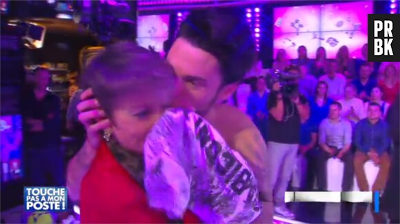 Baptiste Giabiconi embrasse Isabelle Morini-Bosc, le 21 janvier 2015 dans TPMP