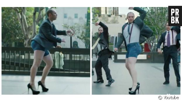 Pour une publicité, un homme se pavane dans les rues en dansant en talons hauts.