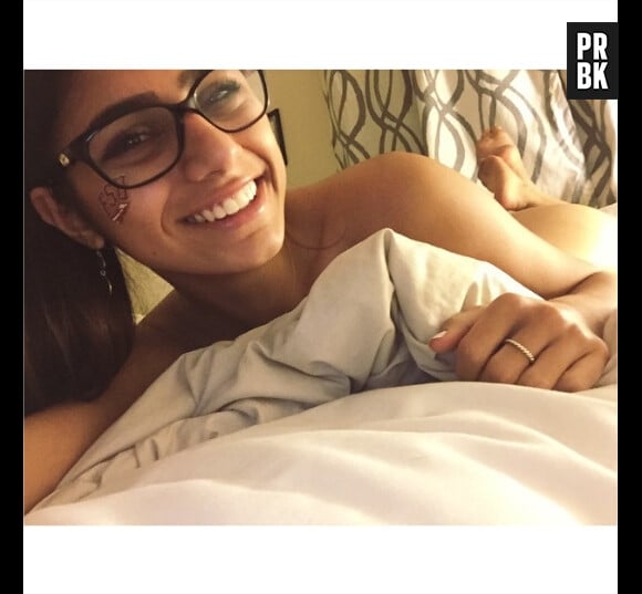 Mia Khalifa nue dans son lit