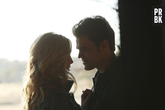 The Vampire Diaries saison 6, épisode 14 : Candice Accola (Caroline) et Paul Wesley (Stefan) très proches sur une photo