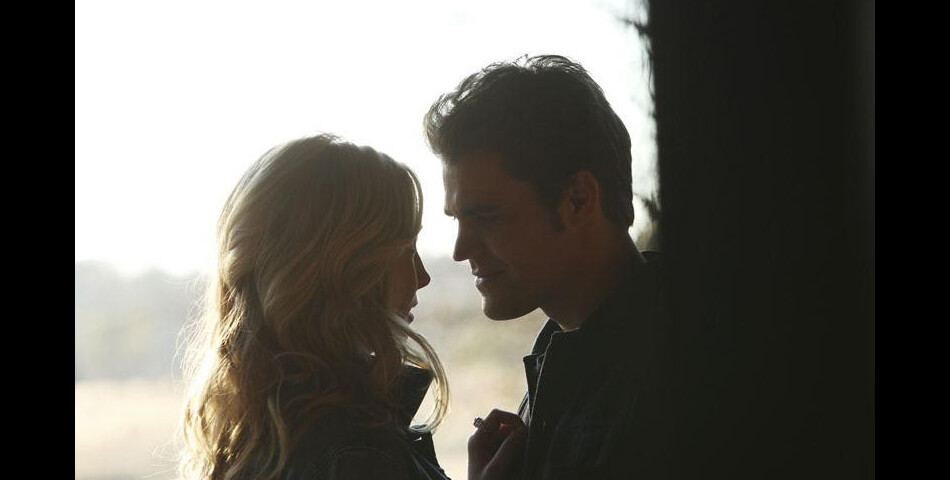 The Vampire Diaries saison 6, épisode 14 : Candice Accola (Caroline) et Paul Wesley (Stefan) très proches sur une photo