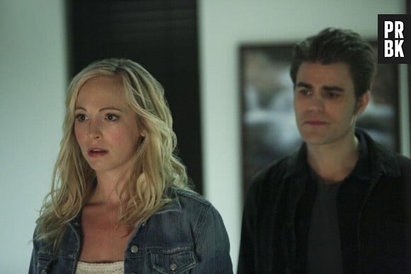 The Vampire Diaries saison 6, épisode 14 : Caroline (Candice Accola) surprise sur une photo avec Stefan (Paul Wesley)