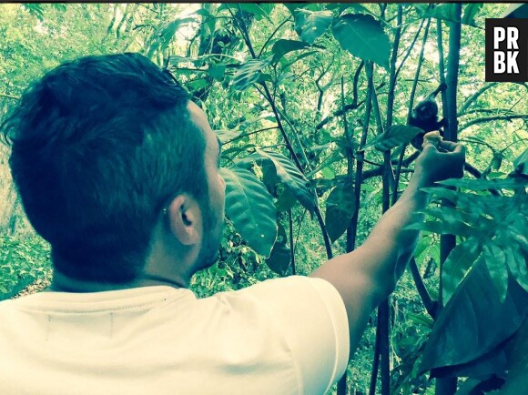 Les Anges 7 : Vivian en train de donner à manger à un singe, au Brésil