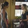 Pretty Little Liars saison 5, épisode 18 : Shay Mitchell (Emily) et Ashley Benson (Hanna) sur une photo