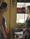 Pretty Little Liars saison 5, épisode 18 : Shay Mitchell (Emily) et Ashley Benson (Hanna) sur une photo