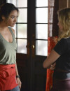 Pretty Little Liars saison 5, épisode 18 : Hanna (Ashley Benson) et Emily (Shay Mitchell) sur une photo