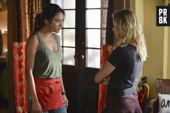 Pretty Little Liars saison 5, épisode 18 : Hanna (Ashley Benson) et Emily (Shay Mitchell) sur une photo