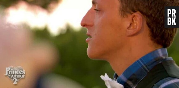 Les Princes de l'amour 2 : Arthur en larmes avant son départ dans l'épisode 65 diffusé le 5 février 2015, sur W9