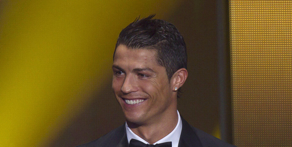  Cristiano Ronaldo tr&amp;egrave;s souriant pendant la c&amp;eacute;r&amp;eacute;monie du Ballon d&#039;or 2013 