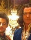  J&eacute;r&eacute;my Charvet et Pierce Brosnan en tournage au Ch&acirc;teau de Versailles en 2014 