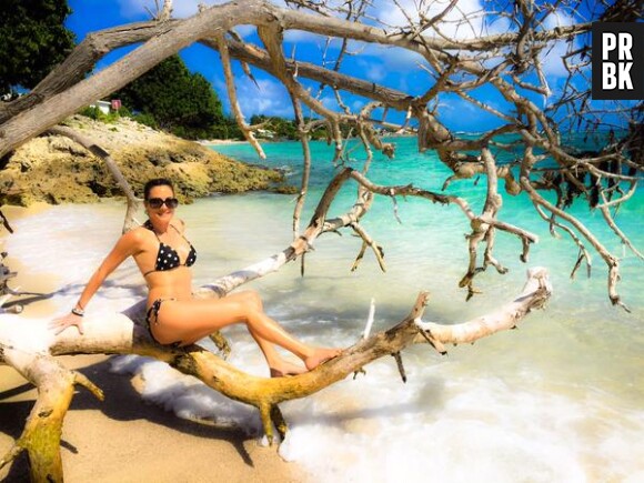 Eve Angeli prend la pose en bikini lors de ses vacances en Guadeloupe en 2015