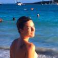  Eve Angeli : seins &agrave; l'air sur la plage en Guadeloupe en f&eacute;vrier 2015 