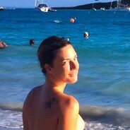 Eve Angeli exhibe ses seins à la plage : &quot;J&#039;assume le topless&quot;