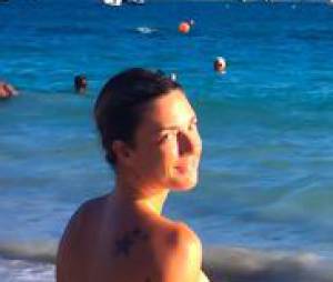 Eve Angeli : seins &agrave; l'air sur la plage en Guadeloupe en f&eacute;vrier 2015