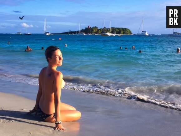Eve Angeli : seins à l'air sur la plage en Guadeloupe en février 2015