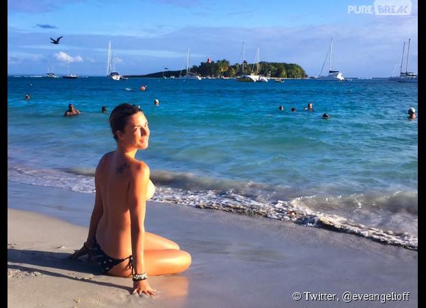 Eve Angeli : seins &agrave; l'air sur la plage en Guadeloupe en f&eacute;vrier 2015