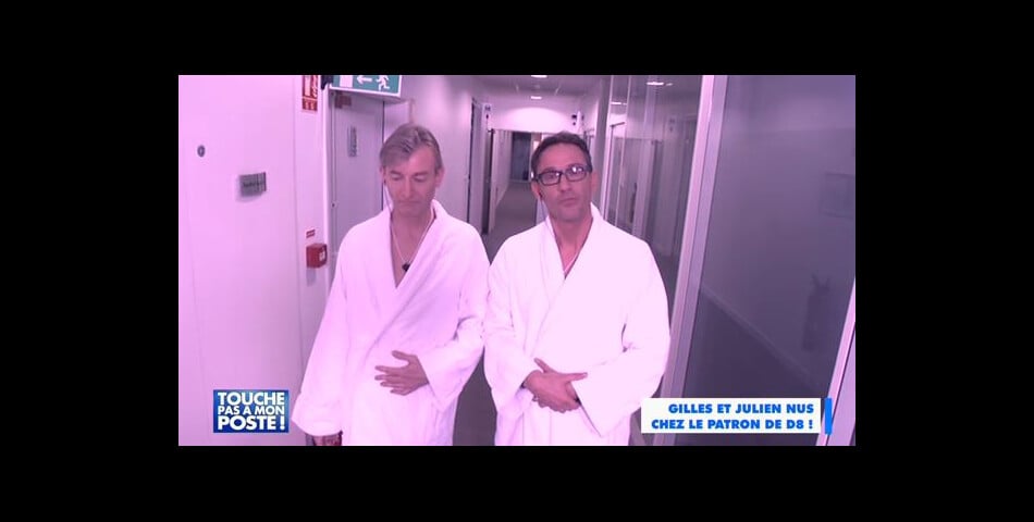 Julien Courbet et Gilles Verdez en peignoir devant le bureau du patron de D8