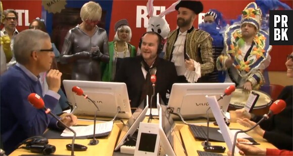 Philippe Corbé entouré par les amis costumés de Bruno Guillon sur RTL, le 18 février 2015