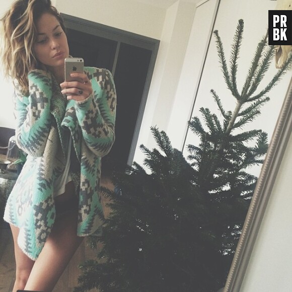 Caroline Receveur sexy et glamour en culotte pour Noël 2014