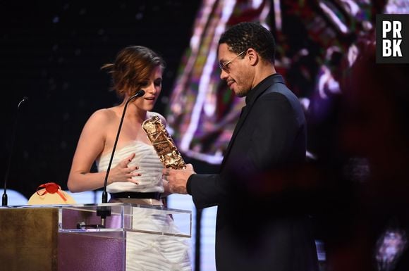 Kristen Stewart, sacrée meilleur actrice dans un second rôle aux César 2015 : Joey Starr lui a remis son prix