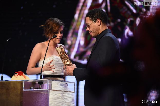 Kristen Stewart, sacrée meilleur actrice dans un second rôle aux César 2015  : Joey Starr lui a remis son prix