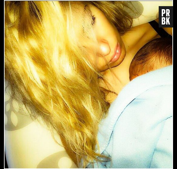 Stéphanie Clerbois et son fils Lyam en photo sur Instagram, le 24 février 2015