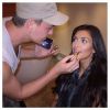 Kim Kardashian se fait maquiller sur un cliché posté sur son compte Instagram