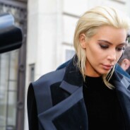 Kim Kardashian blonde platine : son nouveau look étonnant pour la fashion week de Paris !