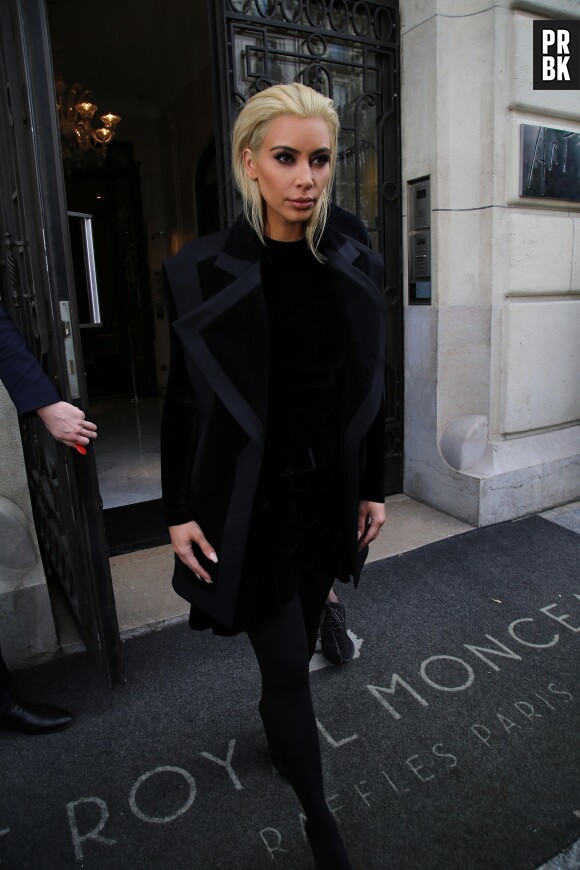 Kim Kardashian : nouvelle couleur de cheveux blond platine pour la Fashion Week de Paris, le 5 mars 2015