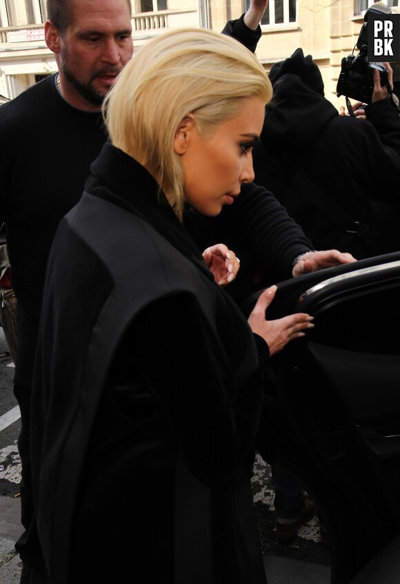 Kim Kardashian : nouvelle couleur de cheveux blond platine pour la Fashion Week de Paris, le 5 mars 2015