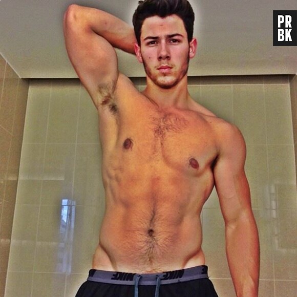 Nick Jonas : abdos et muscles, sa transformation