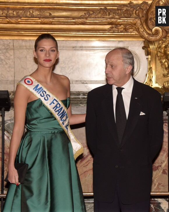 Camille Cerf au côté de Laurent Fabius lors d'un dîner au Château de Versailles, le 19 mars 2015