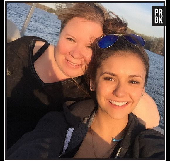 Nina Dobrev et Julie Plec, la créatrice de Vampire Diaries, en mode selfie le 5 avril 2015