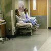 Grey's Anatomy saison 11, épisode 18 : Jo (Camilla Luddington) et Stephanie (Jerrika Hinton) sur une photo