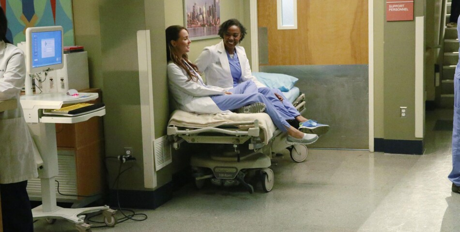 Grey&#039;s Anatomy saison 11, épisode 18 : Jo (Camilla Luddington) et Stephanie (Jerrika Hinton) sur une photo