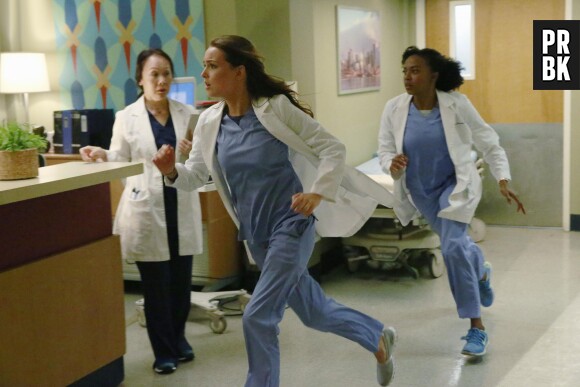 Grey's Anatomy saison 11, épisode 18 : Stephanie (Jerrika Hinton) et Jo (Camilla Luddington) sur une photo